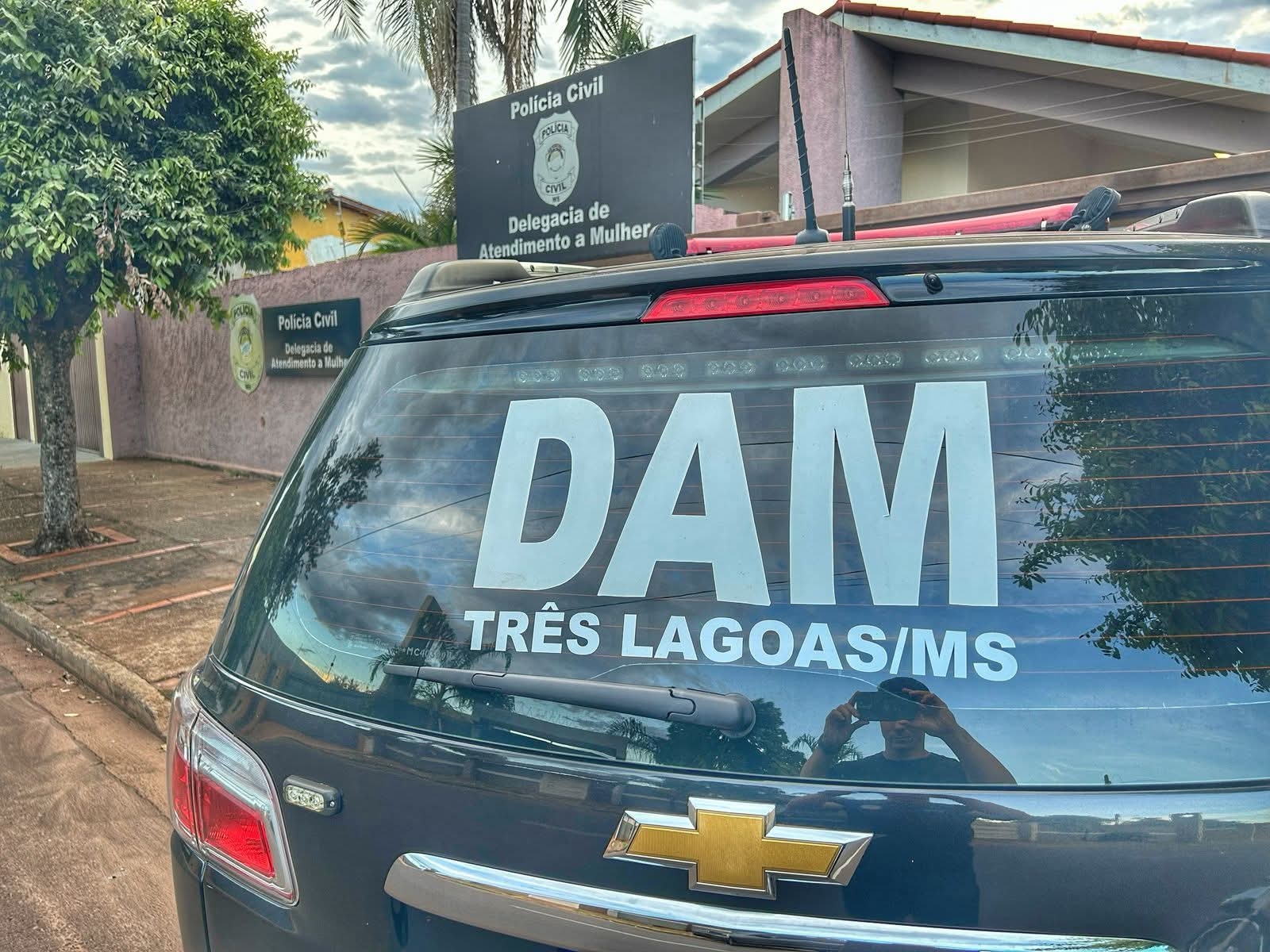 HOMEM É PRESO PELA POLÍCIA CIVIL EM RESTAURANTE APÓS AMEAÇAR E COAGIR EX-COMPANHEIRA EM TRÊS LAGOAS