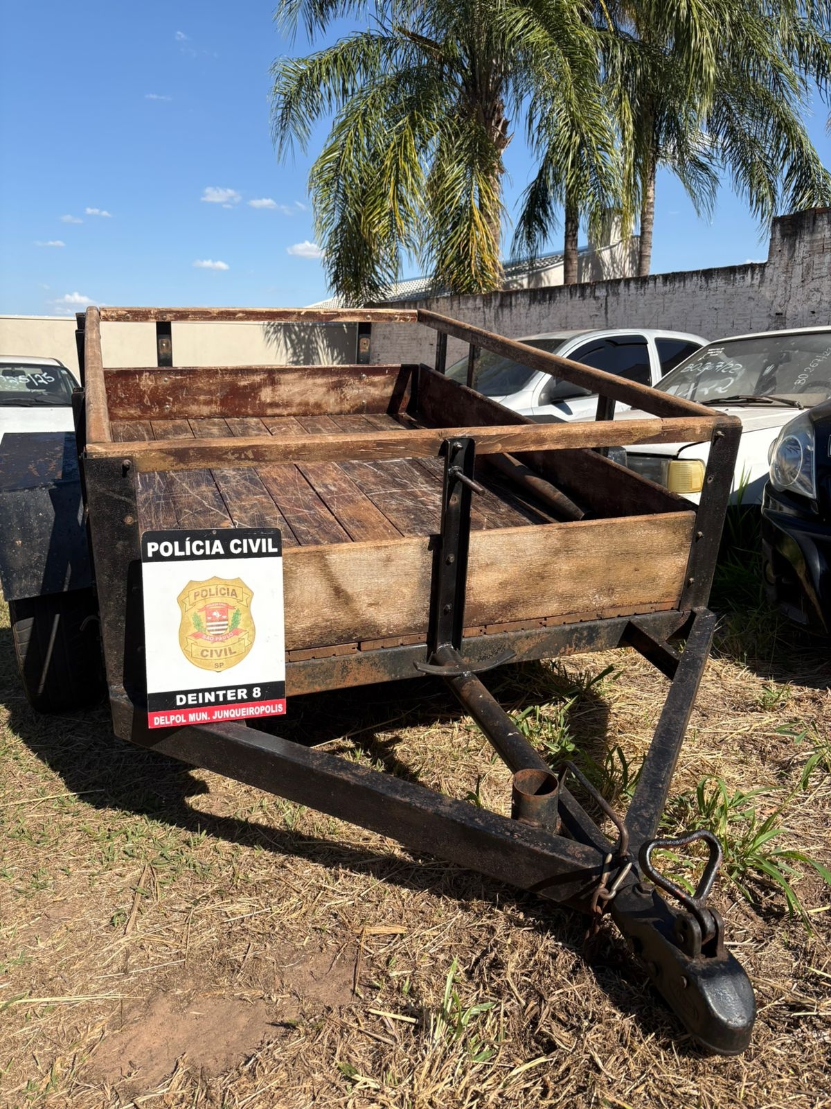 POLÍCIA CIVIL RECUPERA REBOQUE FURTADO DE PROPRIEDADE RURAL EM JUNQUEIRÓPOLIS