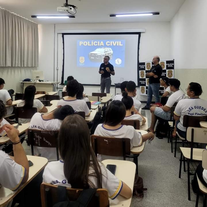 POLÍCIA CIVIL FAZ PALESTRA EM AULA DE DISCIPLINA ELETIVA SOBRE ESCOLHAS PROFISSIONAIS PARA ALUNOS DO ENSINO MÉDIO EM TUPI PAULISTA
