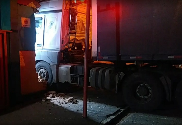Carreta desgovernada invade prédio da Secretaria de Obras de Castilho