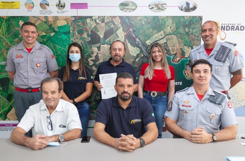 Prefeito de Andradina Mário Celso Lopes recebe maior honraria do Corpo de Bombeiros