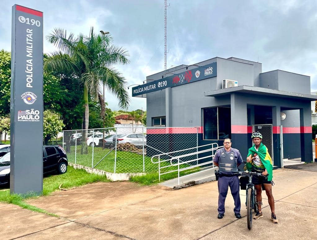 Ciclista de Fortaleza chega em Andradina e visita 28º Batalhão da Polícia Militar