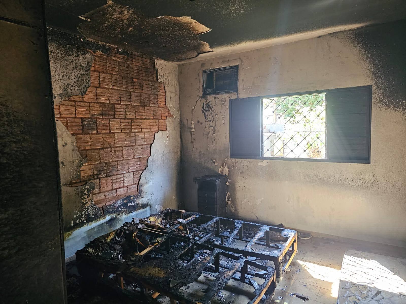 Polícia Militar de Andradina prende mulher em flagrante por incêndio doloso na Vila Botega