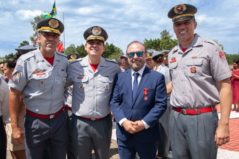 Prefeito de Andradina Mário Celso recebeu comenda na Escola Superior de Bombeiros
