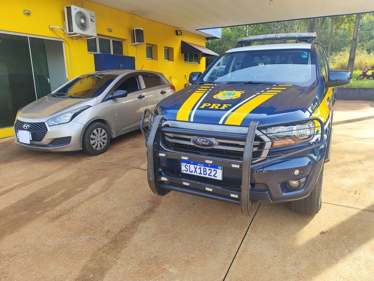 PRF de Três Lagoas recupera veículo furtado com placas falsas e prende 04 pessoas