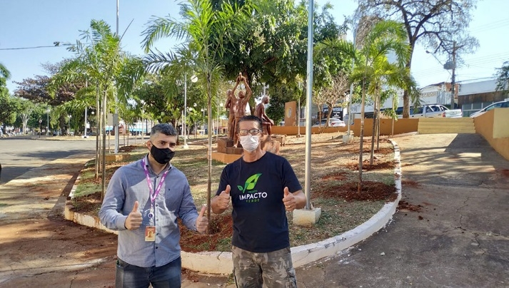 Em Andradina Impacto Verde planta 29 palmeiras em praça do Centro Cultural, doação da Raízen