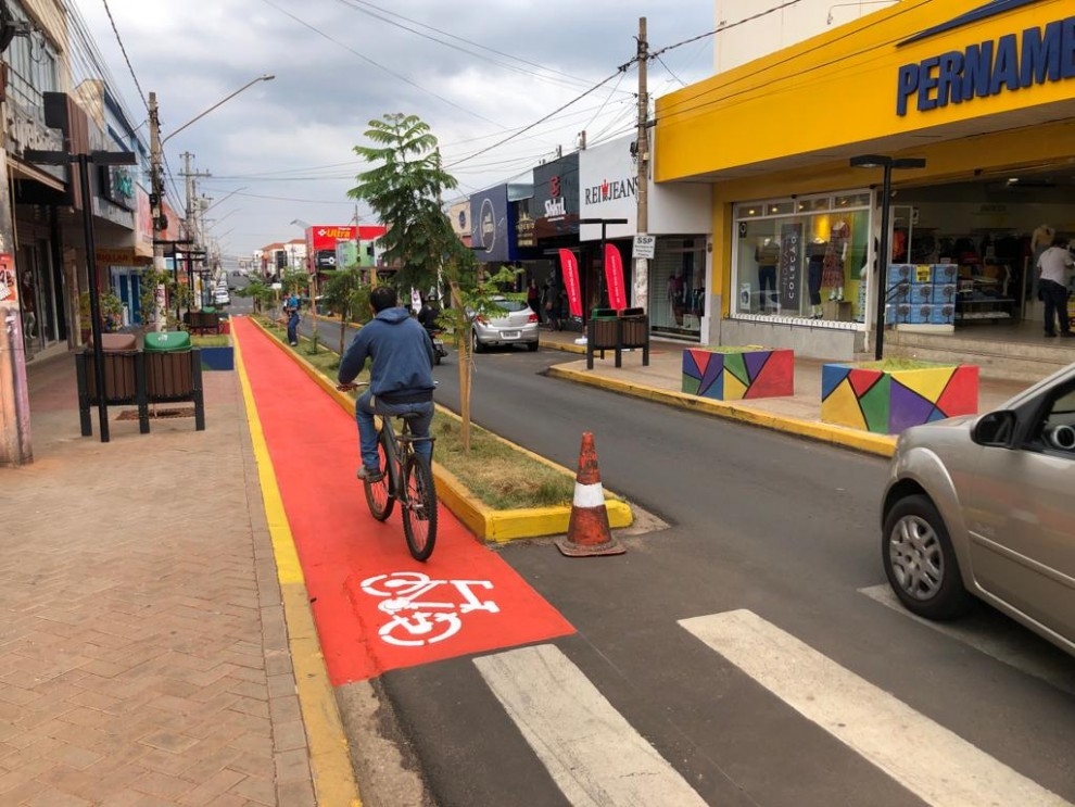 Ciclovia da Mall Street ganha pintura e sinalização no Centro Comercial de Andradina