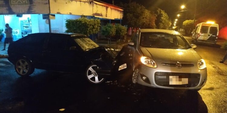 Em Andradina bêbado provoca acidente envolvendo vários veículos, abandona o local e é detido pela Polícia Militar tomando “pinga” em bar