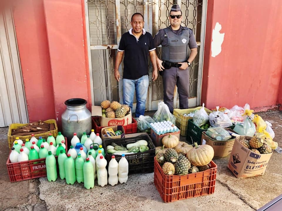 POLÍCIA MILITAR, VIZINHANÇA SOLIDÁRIA, COMERCIANTES E PRODUTORES RURAIS DE MIRANDÓPOLIS SE UNEM NA ARRECADAÇÃO DE ALIMENTOS