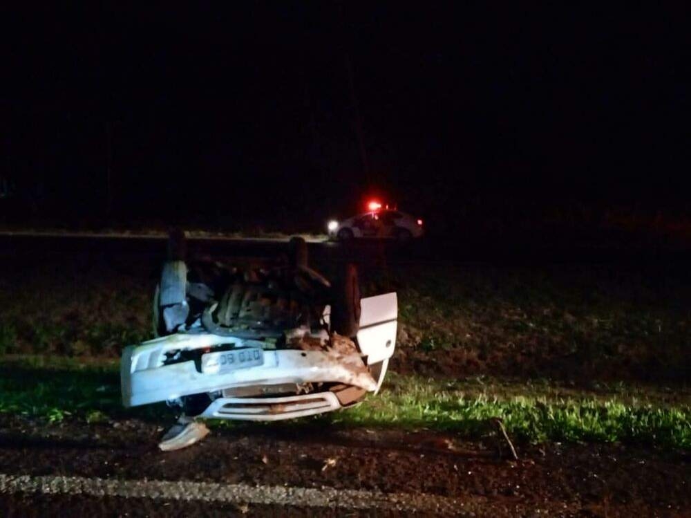 Carro de Junqueirópolis capota na Marechal Rondon em Castilho e fica abandonado