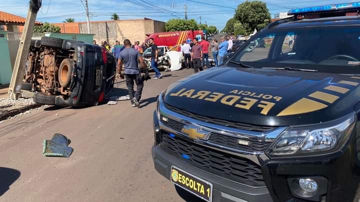 VIATURA DA POLÍCIA FEDERAL CAPOTA APÓS COLISÃO EM CRUZAMENTO EM TRÊS LAGOAS