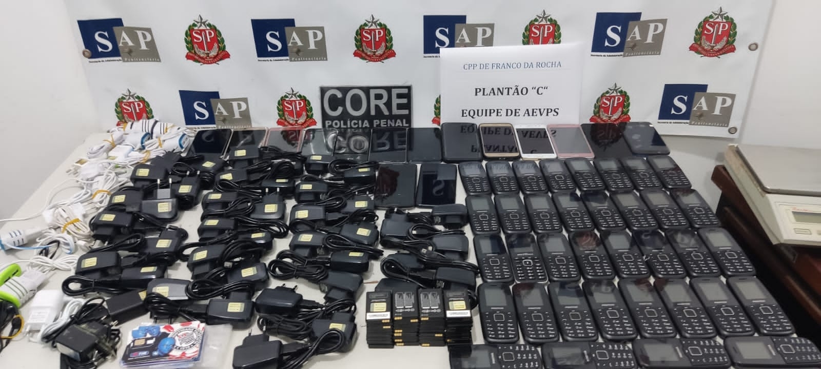 Policiais penais trocam tiros com criminosos e apreendem dezenas de celulares ao lado do CPP de Franco da Rocha