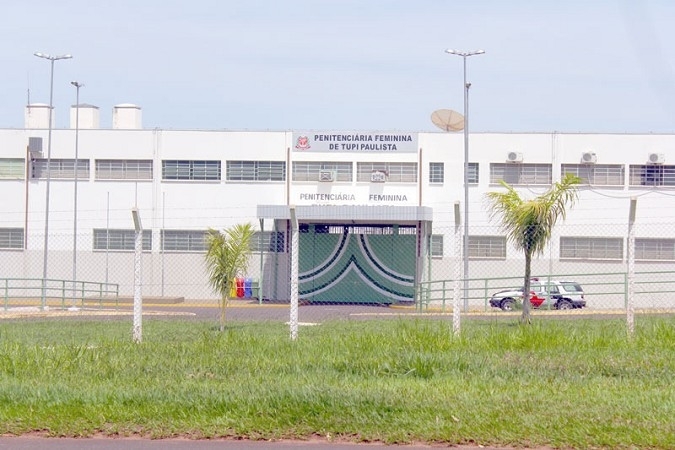 Corpos de trabalhadoras mortas em fábrica de Andradina são enterrados
