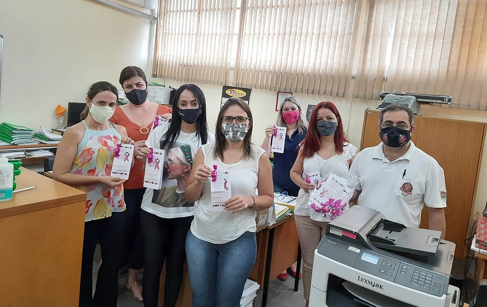 No Outubro Rosa funcionárias da Penitenciária de Dracena receberam bombons de lembrancinhas