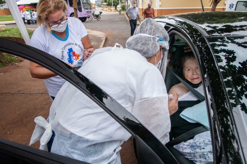 Drive-thru é na Secretaria Municipal de Saúde de Andradina e vai vacinar pessoas com 69 anos ou mais neste sábado