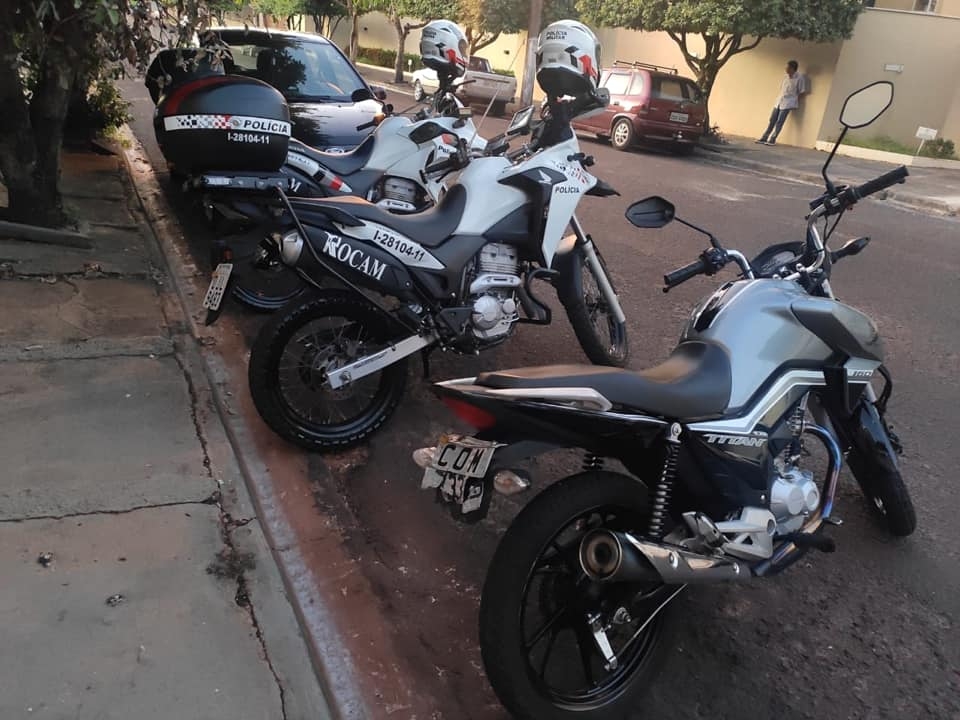 ROCAM PRENDE INDIVÍDUO POR DIREÇÃO PERIGOSA E PORTE DE ENTORPECENTES EM ANDRADINA