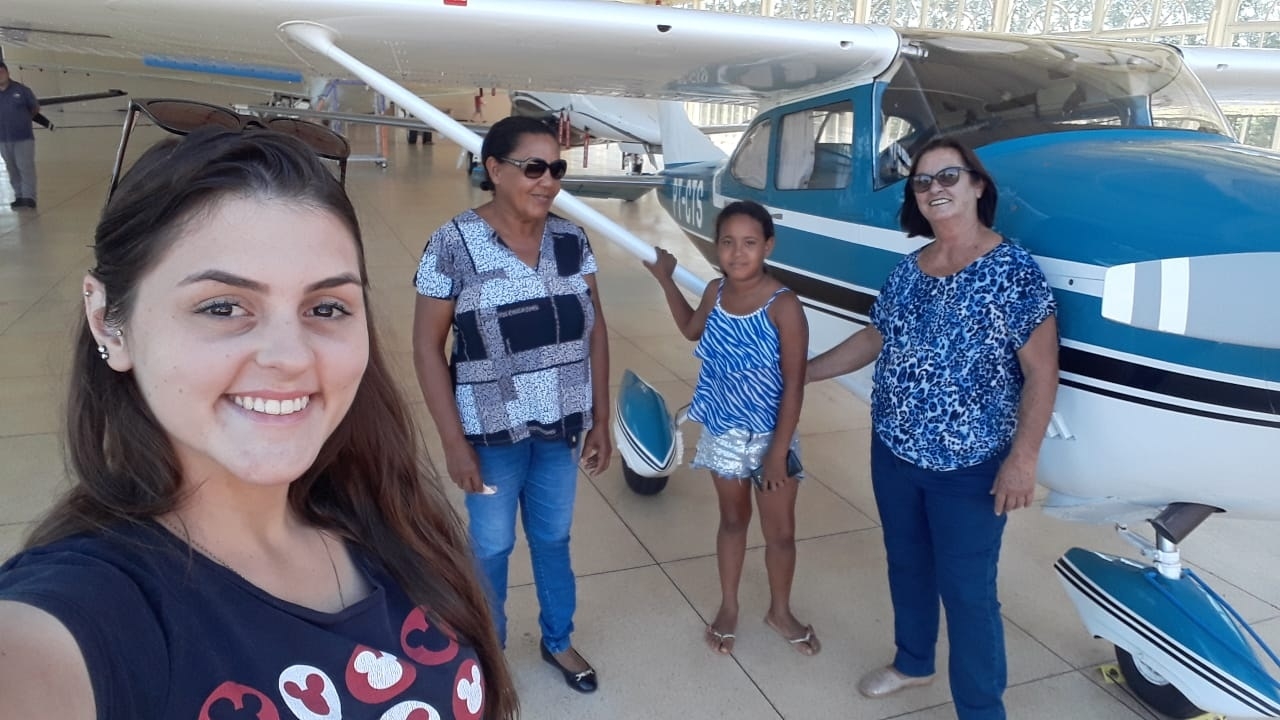 Em Andradina Mário Celso Lopes proporciona realização de sonho de assentadas em voar