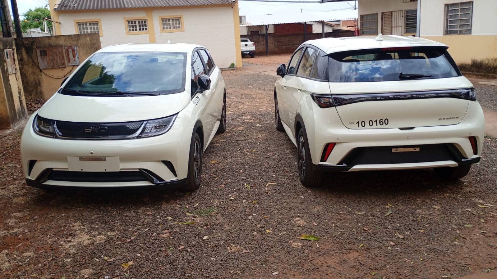 PREFEITO LIÓ NETO, VICE PREFEITO EDSON DO NASCIMENTO E VEREADORES CONQUISTAM DOIS CARROS ELETRICOS NOVOS PARA A SAÚDE DE SUD MENNUCCI