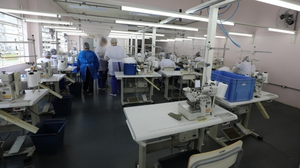 Presas produzem 316 mil máscaras de proteção facial na Penitenciária Feminina de Tupi Paulista