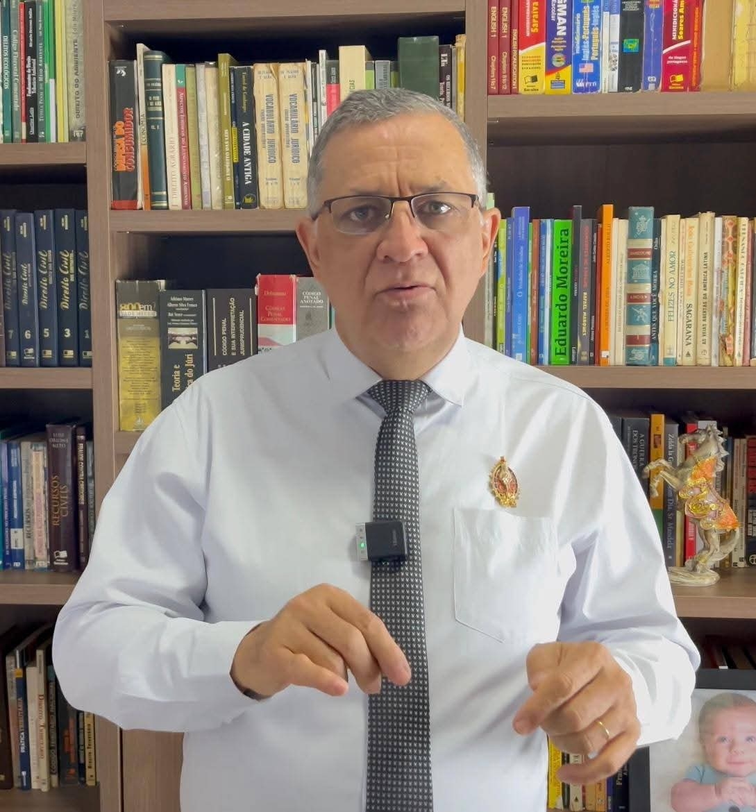 ADVOGADO SUDMENNUCCENSE AUGUSTO VIEIRA, CONSULTOR EM NEGOCIOS INTERNACIONAIS, JÁ PUBLICOU MAIS DE 12 LIVROS SOBRE DIREITO