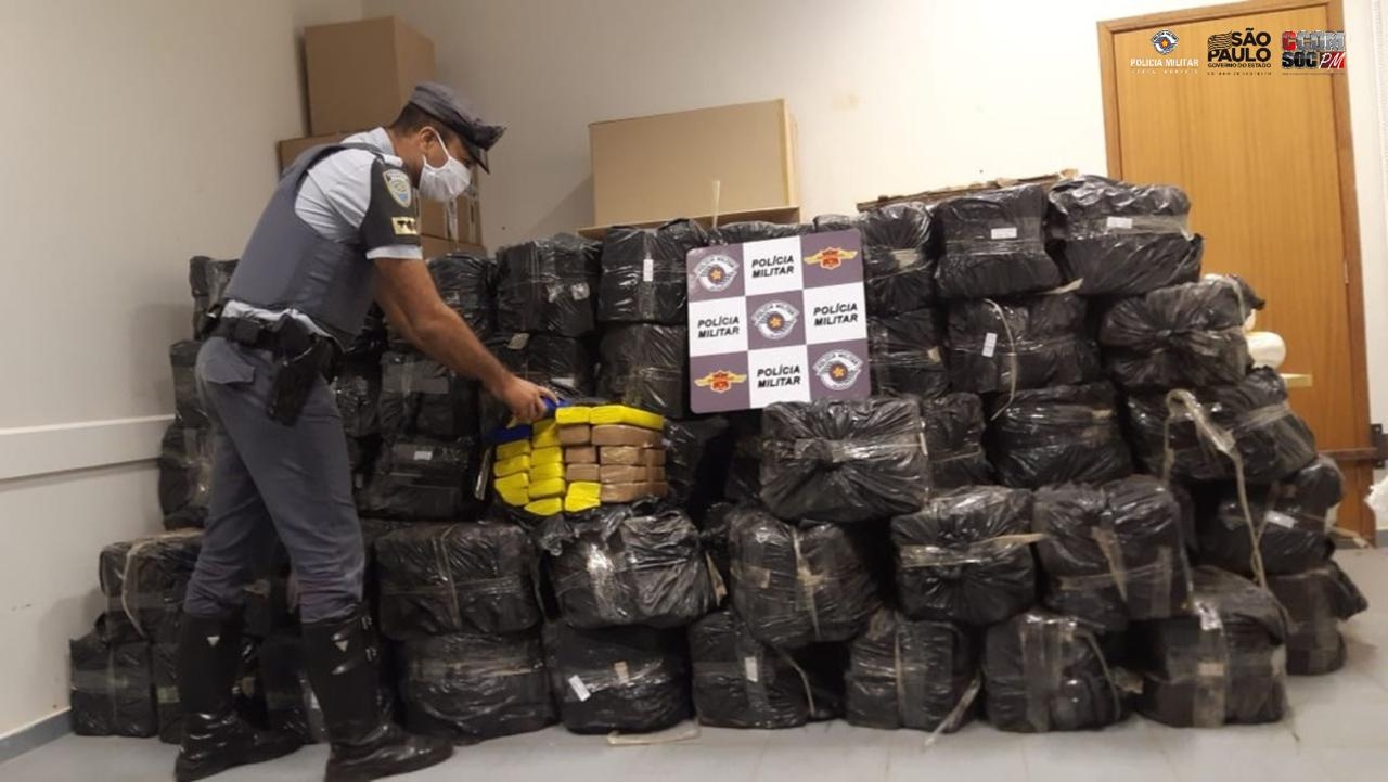 POLICIAMENTO RODOVIÁRIO APREENDE UMA TONELADA E MEIA DE MACONHA ESCONDIDA EM CARGA DE MILHO EM SUD MENNUCCI