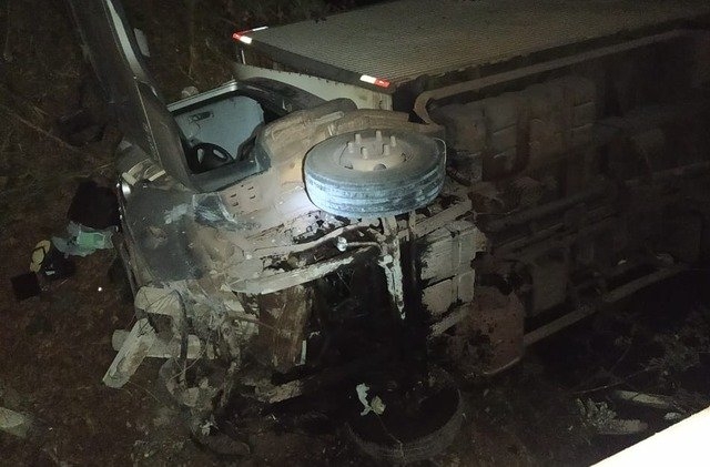 Na BR 262 em Três Lagoas caminhão é lançado para debaixo de ponte e idosa morre presa nas ferragens