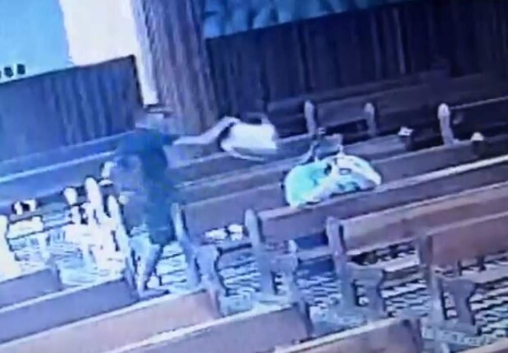 Em Mirandópolis câmera flagra jovem furtando bolsa de mulher durante orações em igreja; homem foi preso pela Polícia Militar