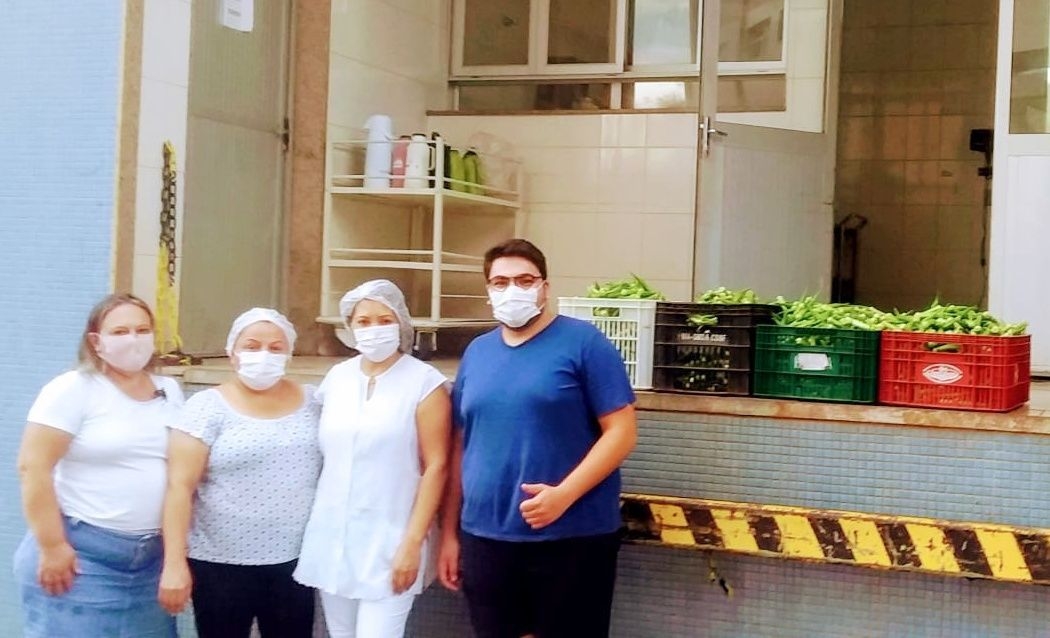 Produtor rural reúne a família, colhe quiabo que se perderia e doa 61 kg à Santa Casa de Araçatuba