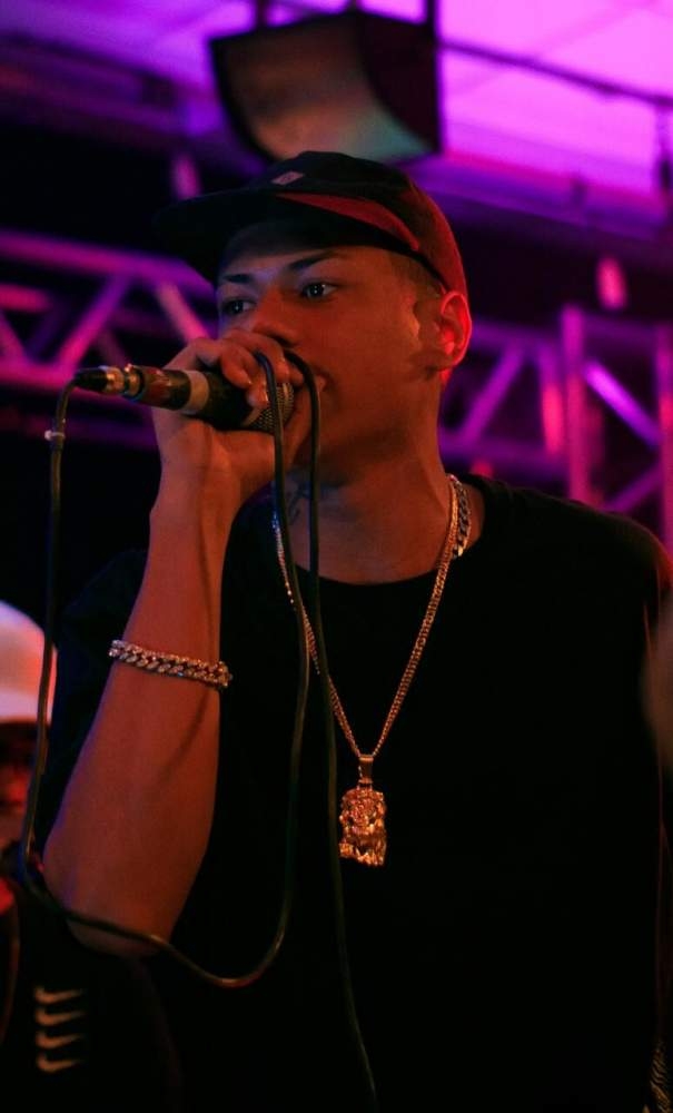 TheuszMC99 grava vídeos clipes de músicas autorais enaltecendo pontos de Andradina