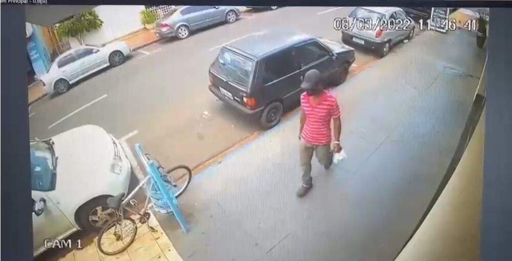 Polícia Civil de Andradina investiga câmeras flagram furto de bicicleta no centro comercial