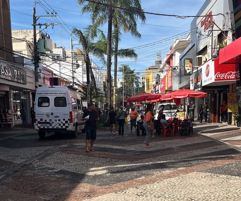 Polícia Militar de Araçatuba detém homem após ameaçar pessoas com revólver no centro comercial