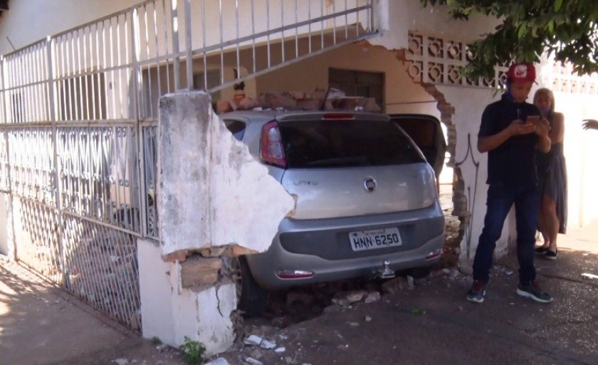 Em Três Lagoas motorista perde controle, derruba muro e invade varanda de casa