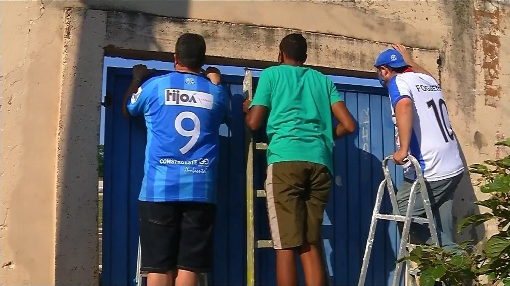 Em Andradina torcedores utilizam escadas para assistir jogo da 4ª divisão de SP