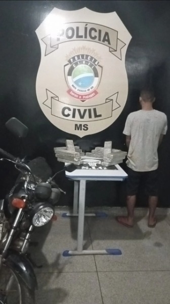 Polícia Civil prende homem desenterrando maconha numa boca de fumo, na cidade de Água Clara