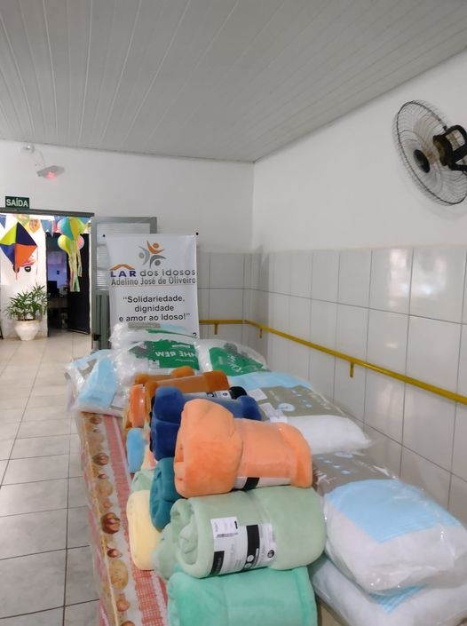 Loja Maçônica Orlando Molina doou travesseiros e cobertores ao Lar dos Idosos de Murutinga do Sul