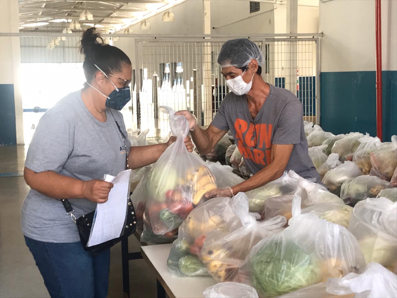 Prefeitura de Araçatuba entrega 3ª fase do Merenda No Lar às famílias de alunos