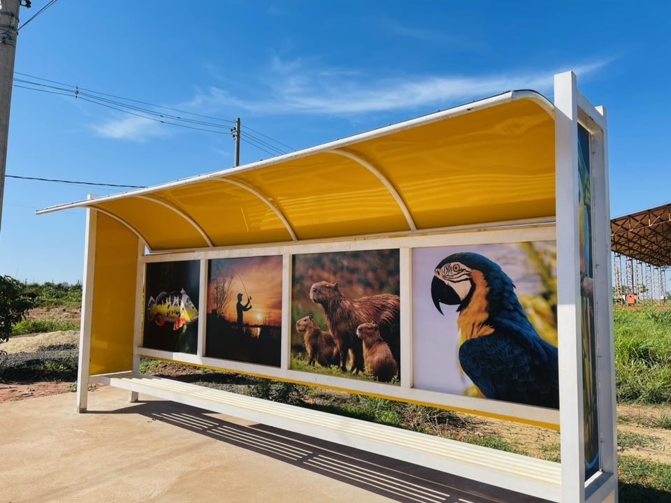 Governo de Suzanápolis revitaliza pontos de ônibus com imagens que valorizam o turismo local