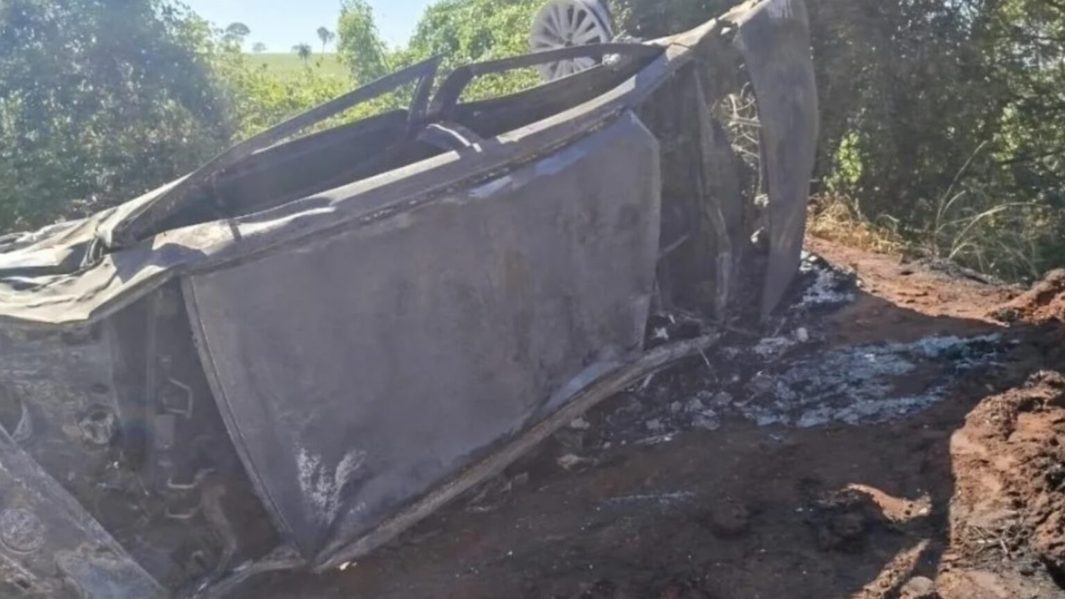 Motorista morre carbonizado após carro capotar e pegar fogo na Rodovia Federal BR-158 em Três Lagoas