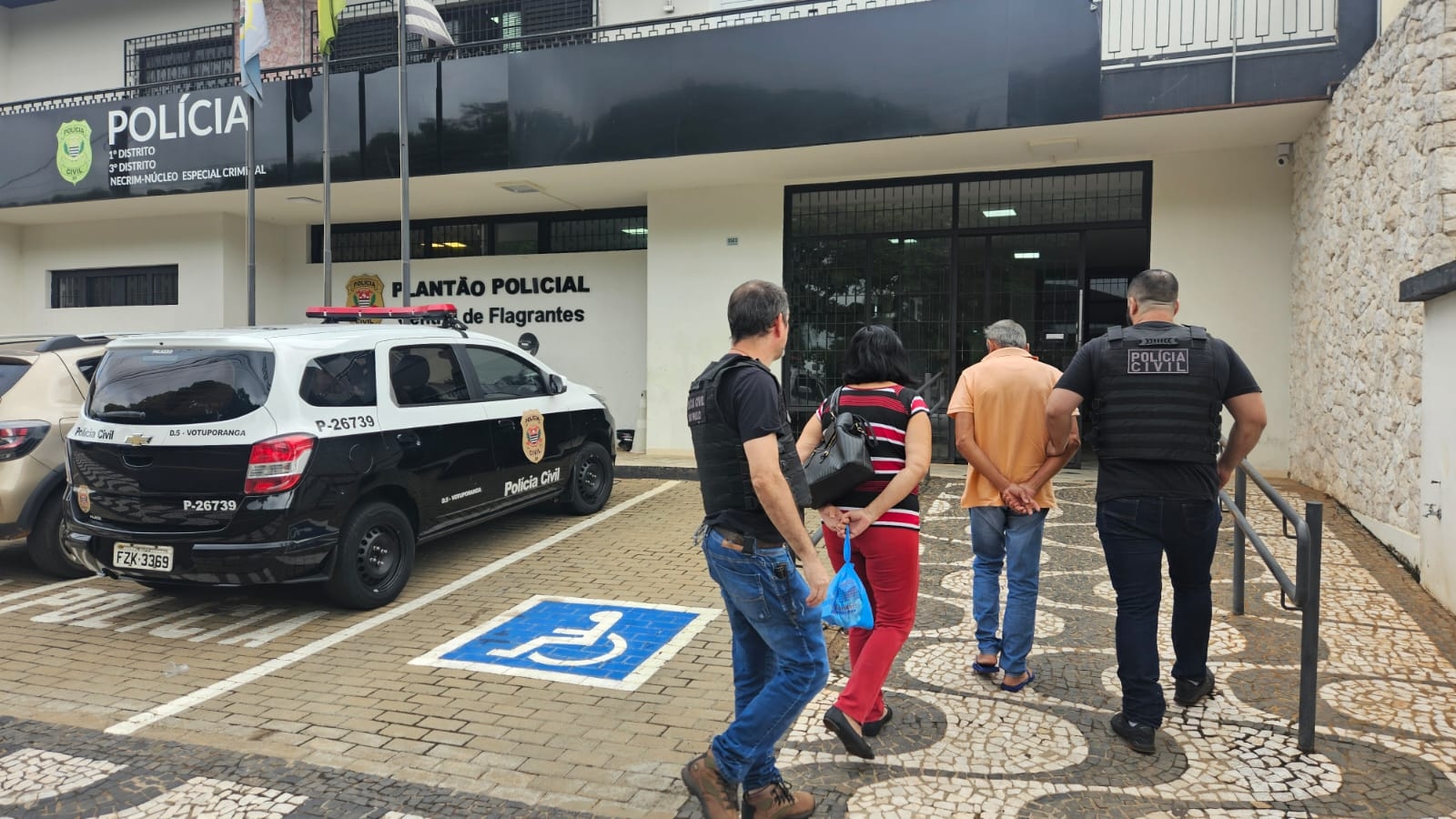 DISE de Andradina cumpre ordem judicial de busca domiciliar na cidade de Votuporanga e prende casal por crime de tráfico de drogas