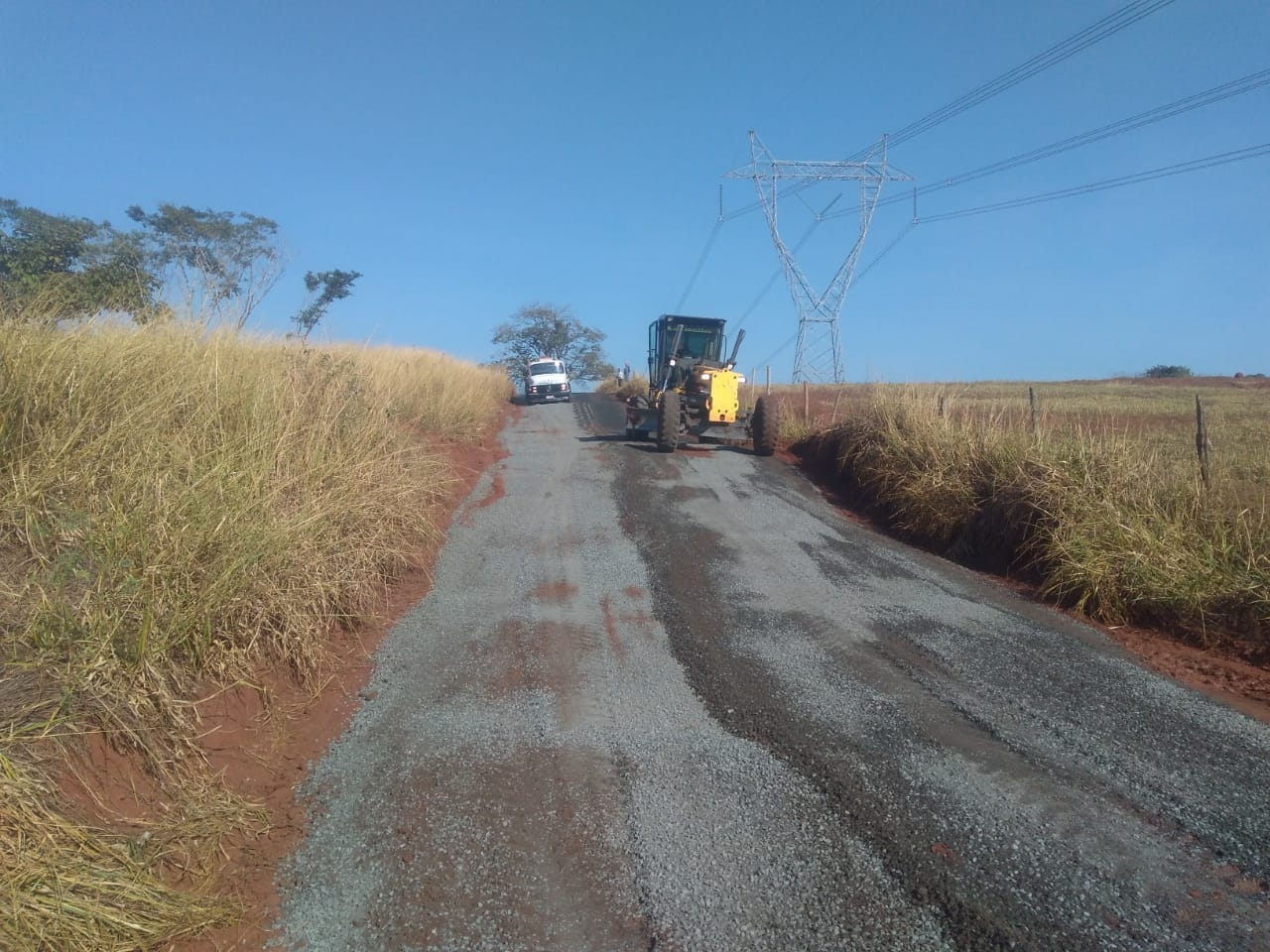 PREFEITURA DE SUZANÁPOLIS RECUPERA ESTRADAS RURAIS COM SERVIÇOS DE CASCALHAMENTO