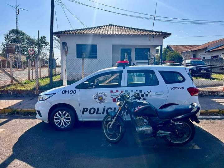 Polícia Militar de Suzanápolis apreende motocicleta por irregularidades