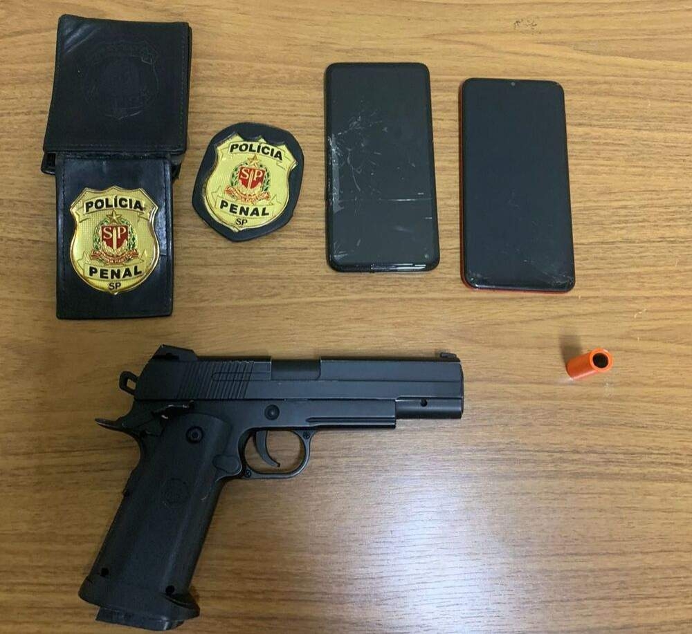 Polícia Civil de Araçatuba apreende distintivo e pistola de airsoft com falso policial penal