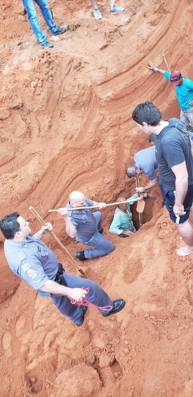 Polícia Militar salva homem em Mirandópolis que foi soterrado ao cair em buraco