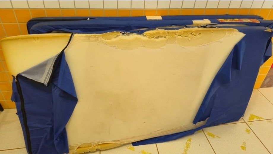 Indignação e descaso: colchões em estado deplorável no Centro Educacional Novo Oeste 2 em Três Lagoas