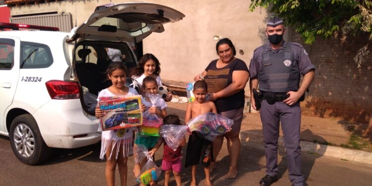 Polícia Militar também entrega brinquedos arrecadados para crianças de Murutinga do Sul