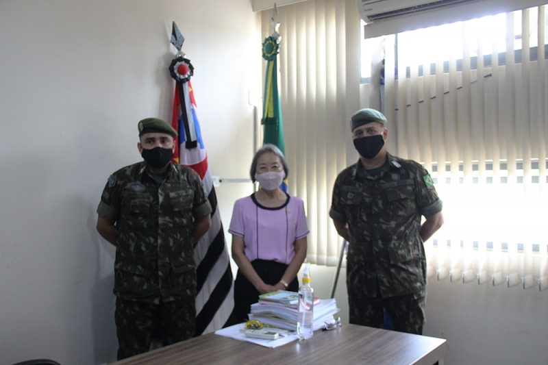 PREFEITA DE ANDRADINA RECEBE NOVO COMANDANTE DO TIRO DE GUERRA