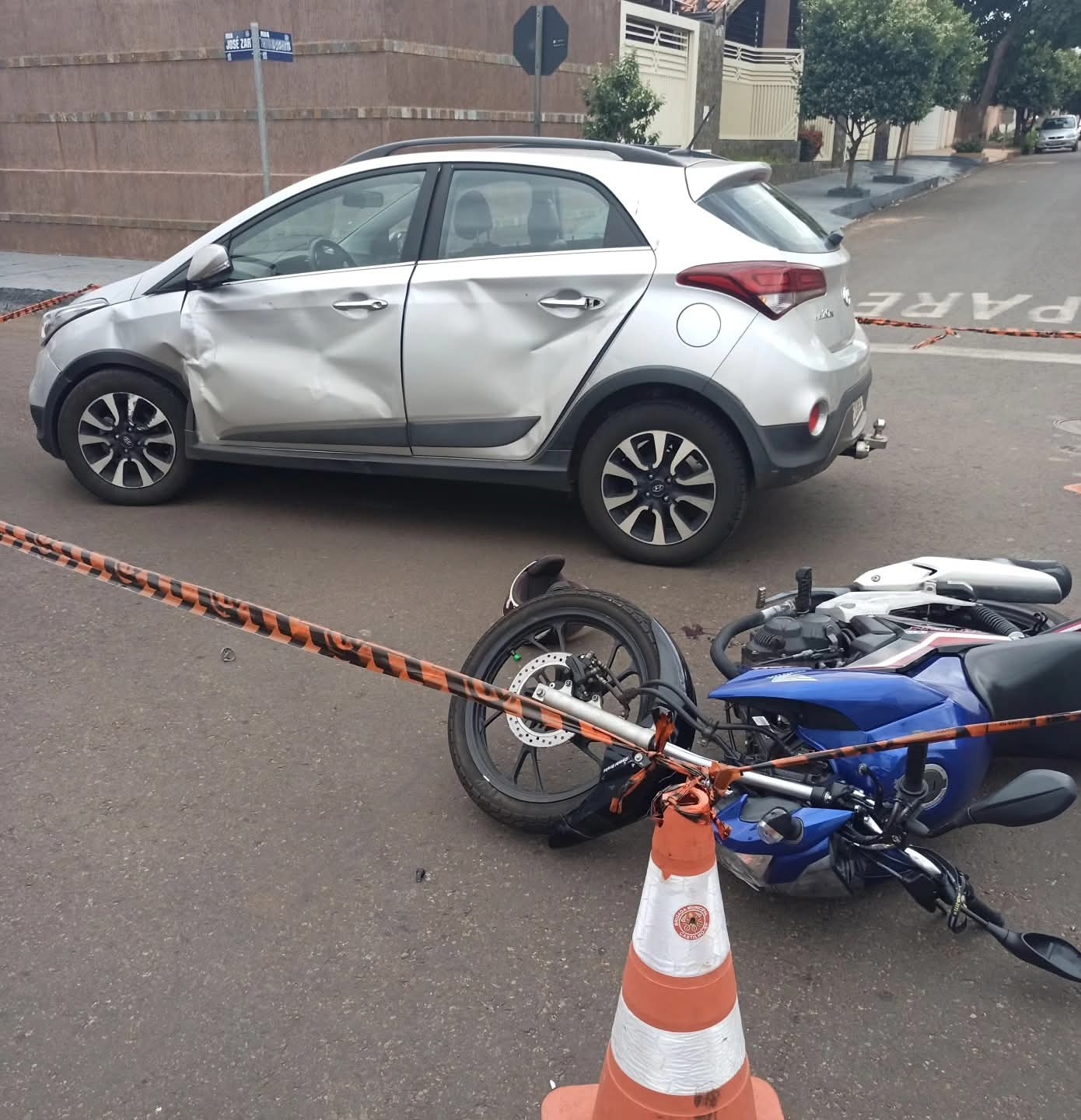 Motociclista fica ferido em colisão contra um carro no Centro em Castilho