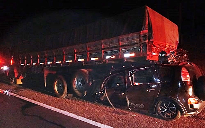 Morador de Valparaíso morre ao bater carro na traseira de carreta na SP 300 em Guararapes