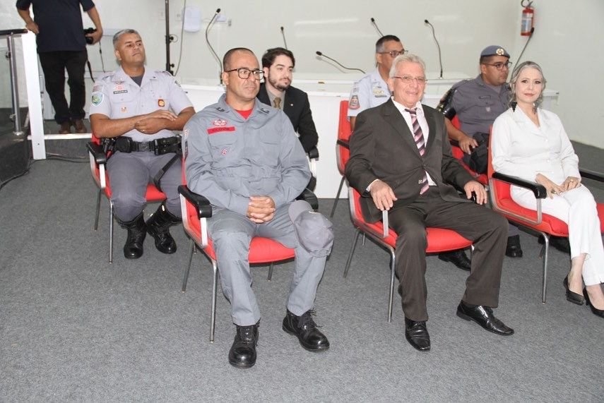 CÂMARA DE ANDRADINA PRESTA HOMENAGENS A POLICIAIS COM MEDALHA DE MÉRITO
