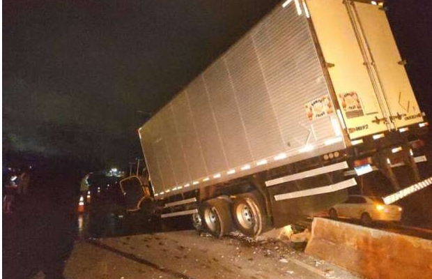 Caminhoneiro morre após bater em outra carreta na BR-262 em Três Lagoas